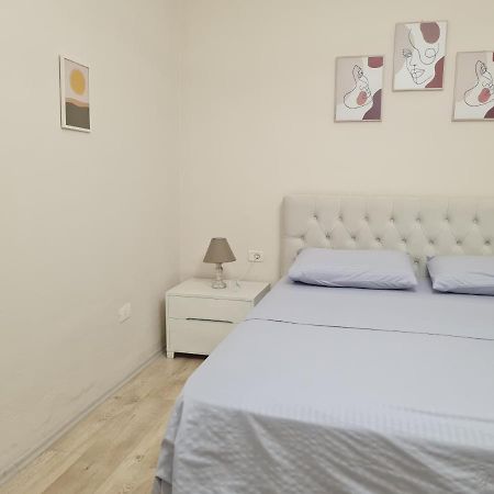 Downtown Boulevard Apartment With A Cute Balcony! Tirana Exterior photo