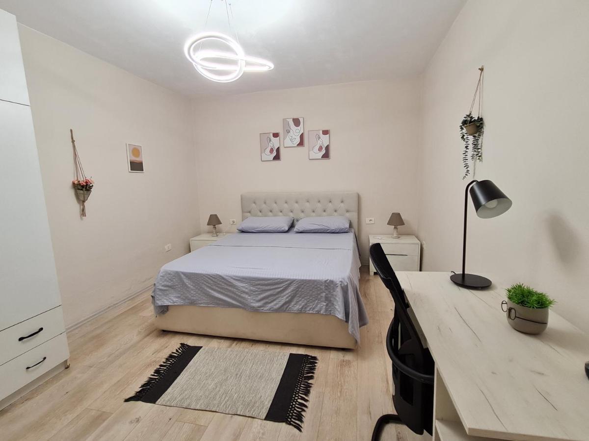 Downtown Boulevard Apartment With A Cute Balcony! Tirana Exterior photo