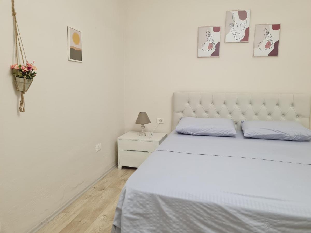 Downtown Boulevard Apartment With A Cute Balcony! Tirana Exterior photo